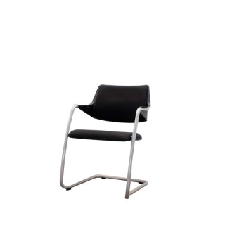 Silla confidente con base patín tapizada en negro