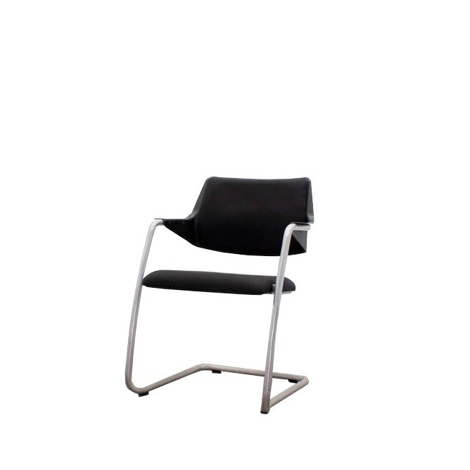 Silla confidente con base patín tapizada en negro