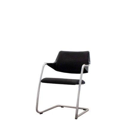Silla confidente con base patín tapizada en negro