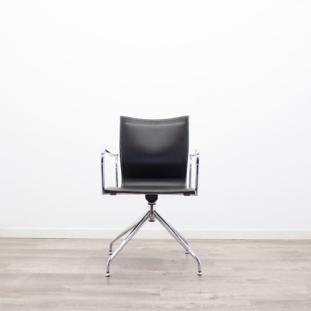 Silla confidente semigiro en cuero negro y cromada