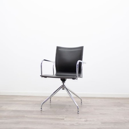 Silla confidente semigiro en cuero negro y cromada