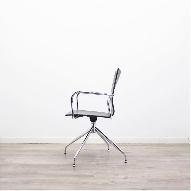 Silla confidente tapizada en mostaza con patas blancas - Mercaoficina
