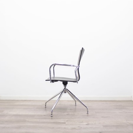 Silla confidente semigiro en cuero negro y cromada