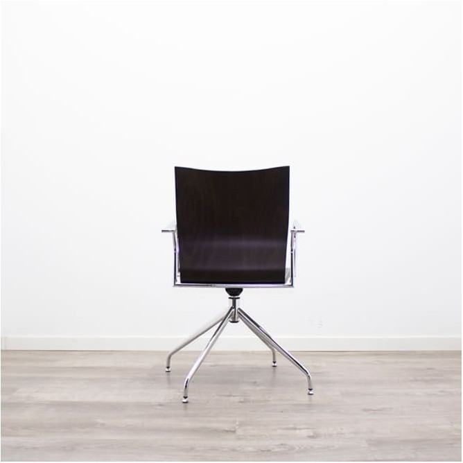 Silla confidente tapizada en mostaza con patas blancas - Mercaoficina