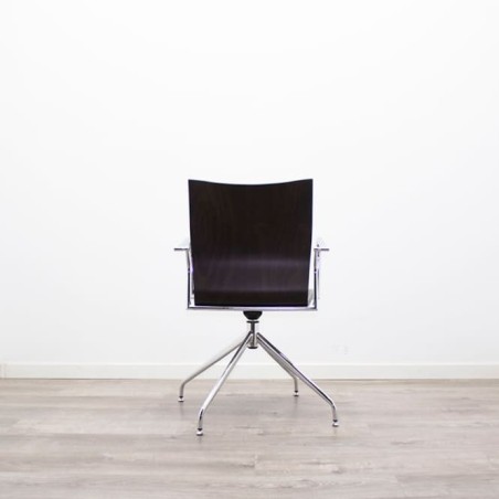 Silla confidente semigiro en cuero negro y cromada