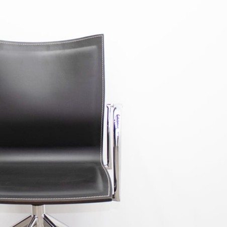 Silla confidente semigiro en cuero negro y cromada