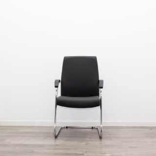 Silla confidente polipiel negra con base patín 2