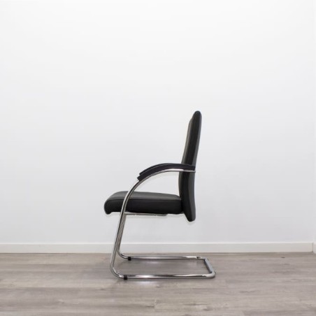 Silla confidente polipiel negra con base patín