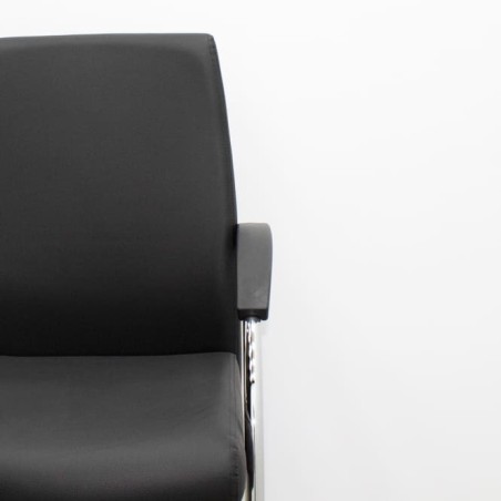 Silla confidente polipiel negra con base patín