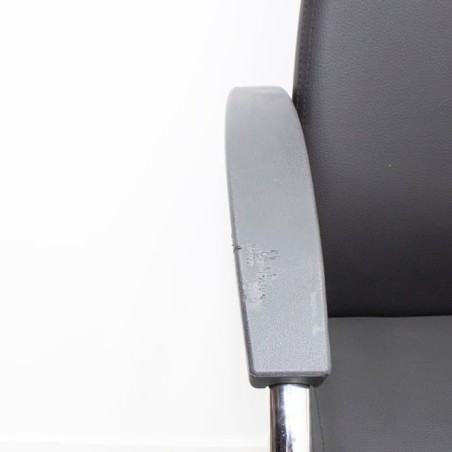 Silla confidente polipiel negra con base patín