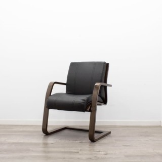 Silla confidente en napel negra con estructura de madera 2