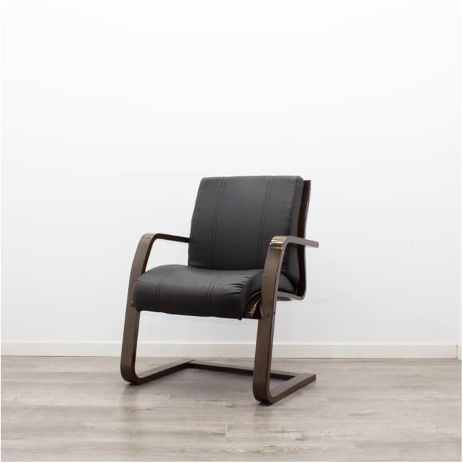 Silla confidente en napel negra con estructura de madera