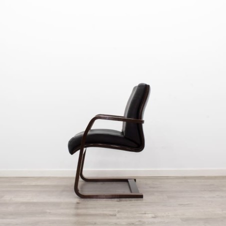 Silla confidente en napel negra con estructura de madera