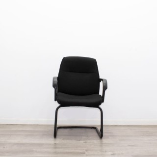 Silla confidente en tela gris claro con base patín negra - Mercaoficina 2