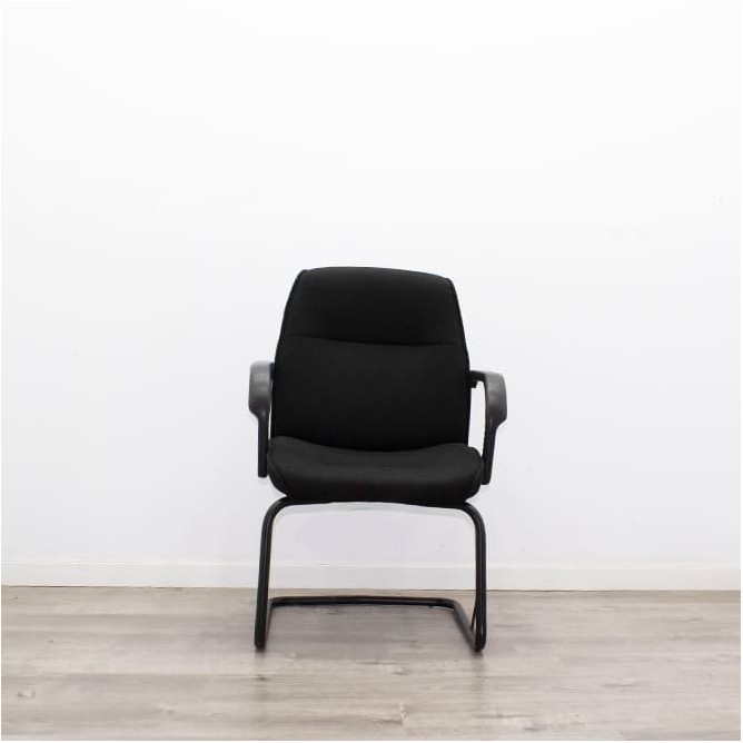 Silla confidente con base patín negra y tapizada en negro