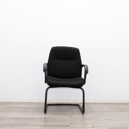 Silla confidente en tela gris claro con base patín negra - Mercaoficina