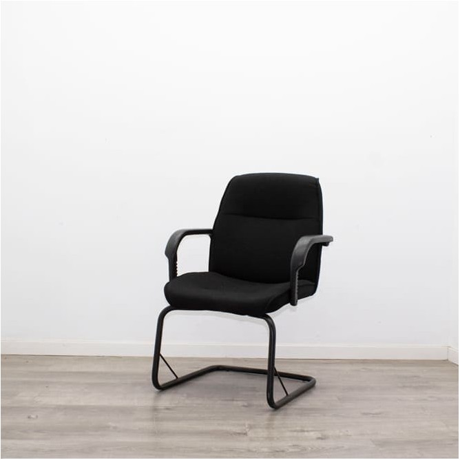 Silla confidente en tela gris claro con base patín negra - Mercaoficina
