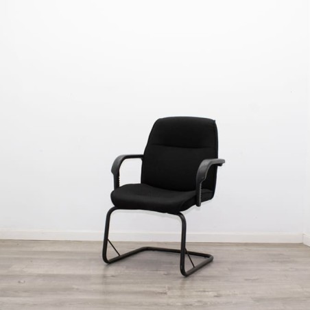 Silla confidente con base patín negra y tapizada en negro
