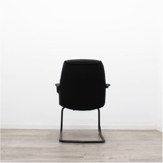 Silla confidente con base patín negra y tapizada en negro