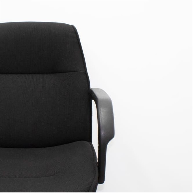 Silla confidente con base patín negra y tapizada en negro
