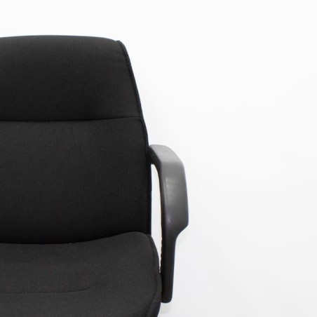 Silla confidente con base patín negra y tapizada en negro