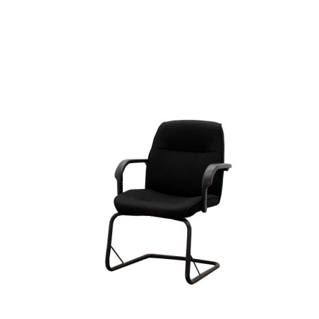 Silla confidente con base patín negra y tapizada en negro