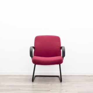 Silla confidente en tela gris claro con base patín negra - Mercaoficina 2