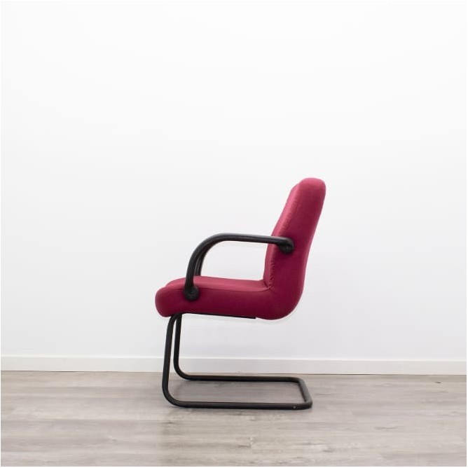 Silla confidente con base patín negra y tapizado granate