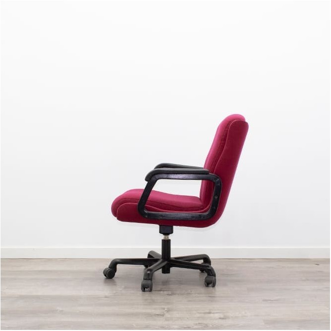 Silla confidente giratoria con base negra y tapizado granate