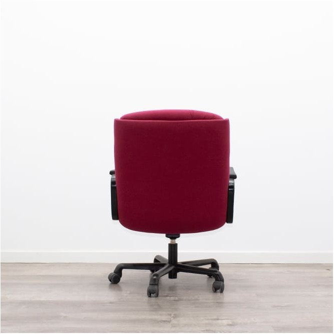 Silla confidente giratoria con base negra y tapizado granate