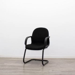 Silla confidente con brazos y base patín negra  tapizada en negro 2