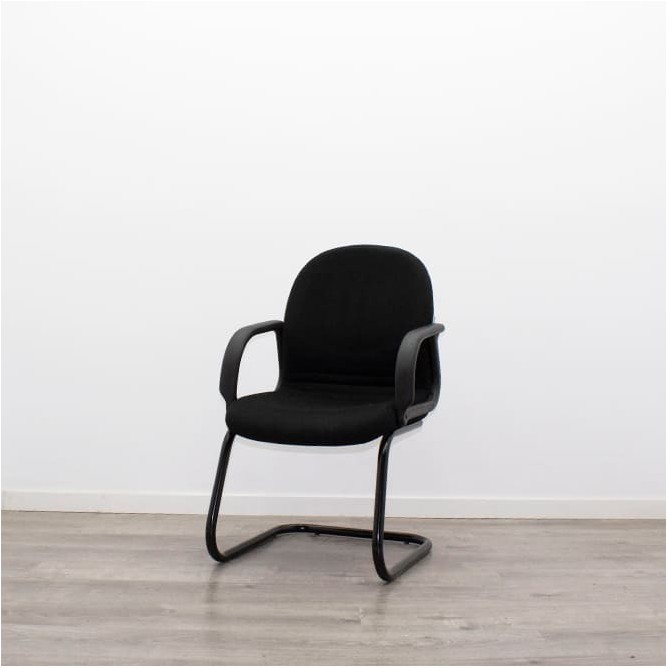 Silla confidente con brazos y base patín negra  tapizada en negro
