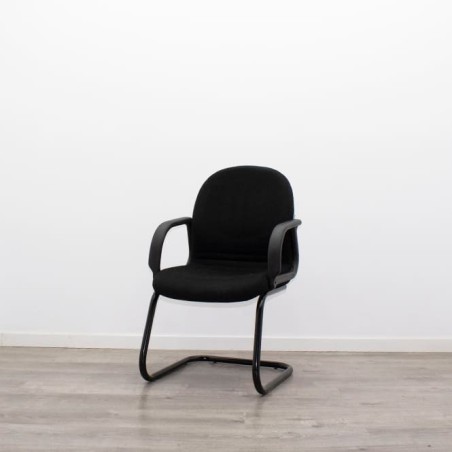 Silla confidente en tela gris claro con base patín negra - Mercaoficina
