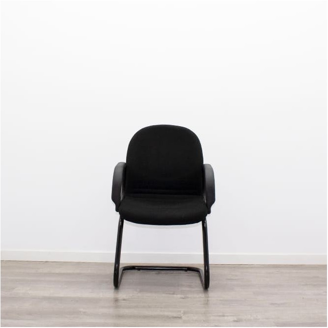 Silla confidente en tela gris claro con base patín negra - Mercaoficina