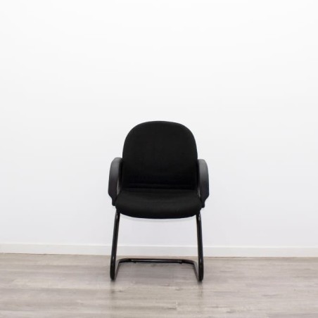 Silla confidente con brazos y base patín negra  tapizada en negro