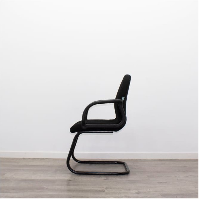 Silla confidente con brazos y base patín negra  tapizada en negro