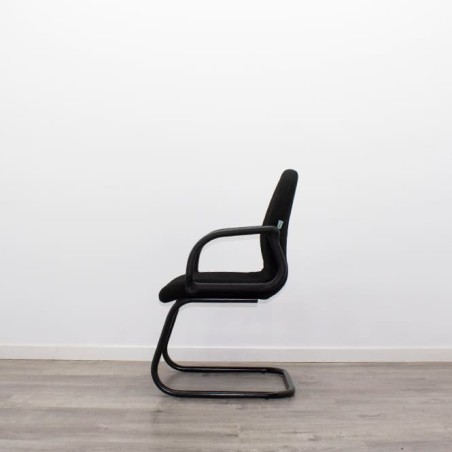 Silla confidente en tela gris claro con base patín negra - Mercaoficina