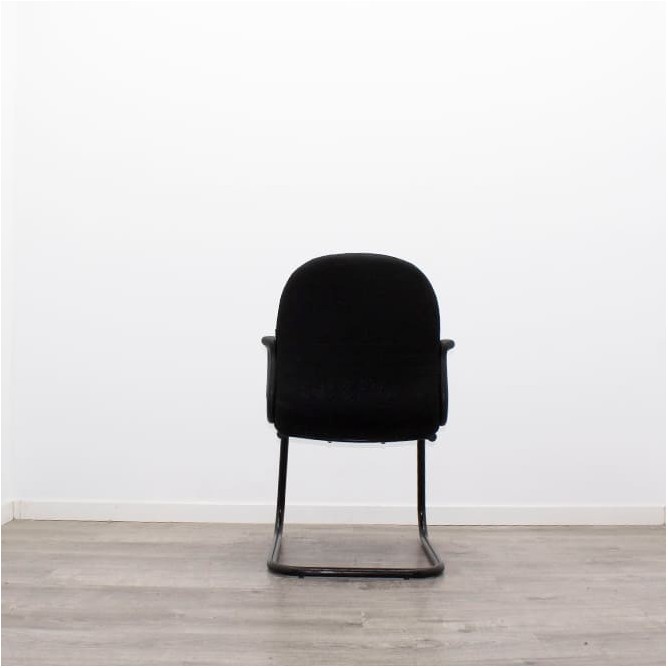 Silla confidente con brazos y base patín negra  tapizada en negro