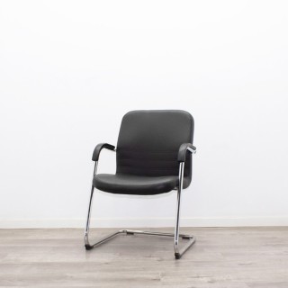 Silla confidente en tela gris claro con base patín negra - Mercaoficina 2