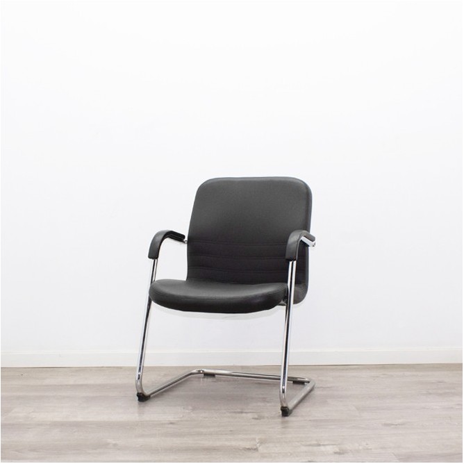 Silla confidente en tela gris claro con base patín negra - Mercaoficina