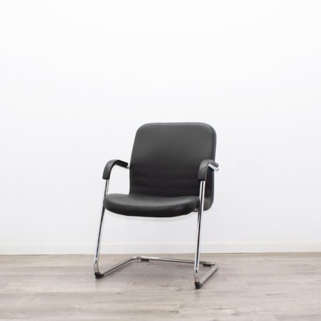 Silla confidente en tela gris claro con base patín negra - Mercaoficina