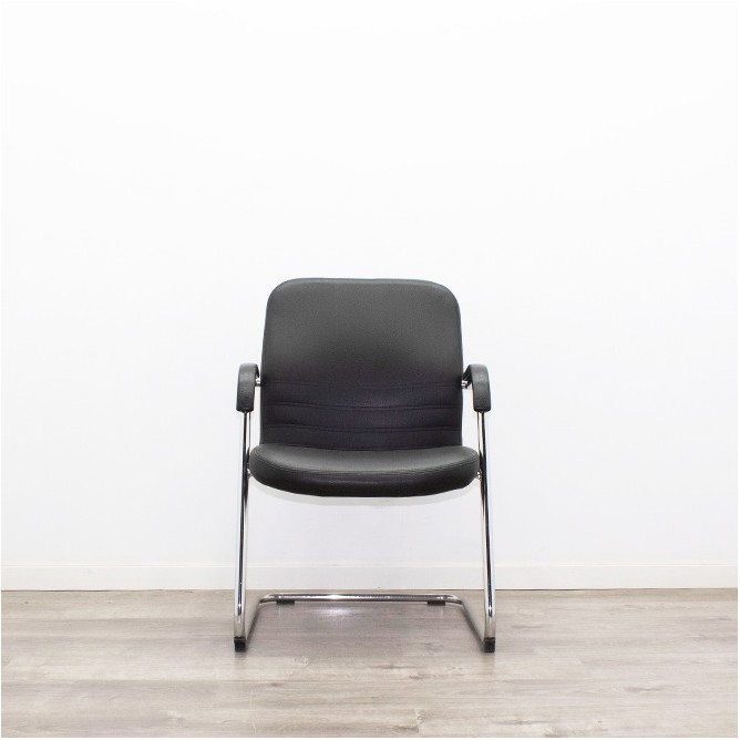 Silla confidente con base patín cromada en napel negro
