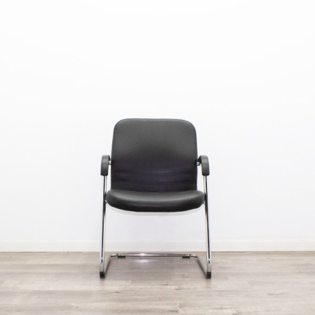 Silla confidente con base patín cromada en napel negro