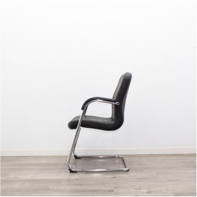 Silla confidente en tela gris claro con base patín negra - Mercaoficina