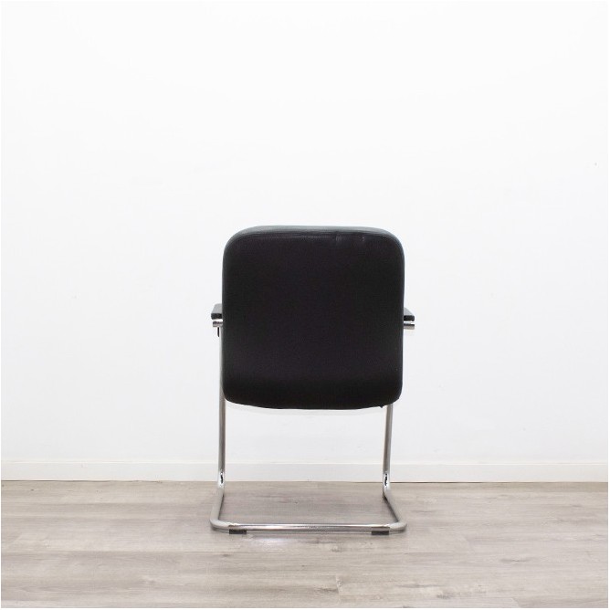 Silla confidente con base patín cromada en napel negro