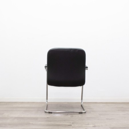 Silla confidente en tela gris claro con base patín negra - Mercaoficina