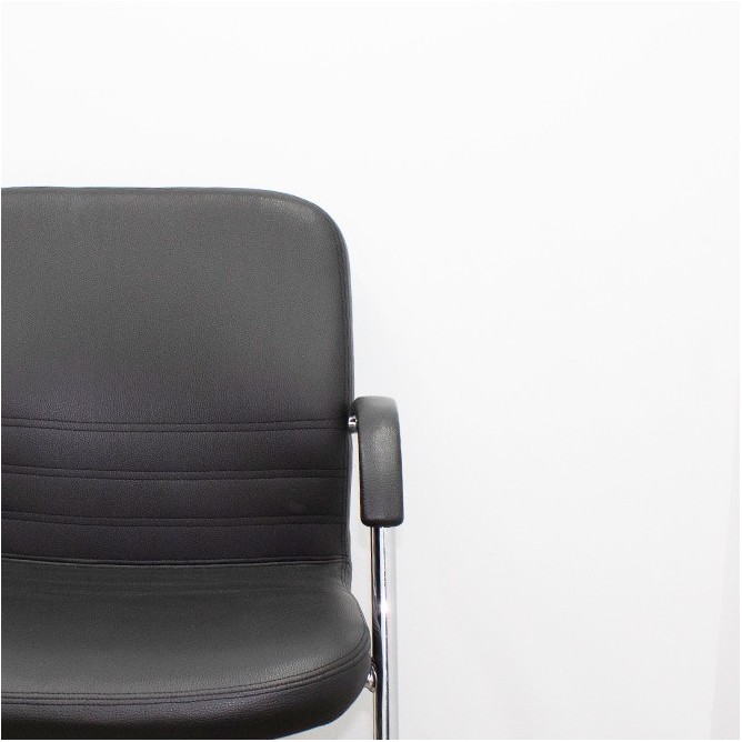 Silla confidente en tela gris claro con base patín negra - Mercaoficina