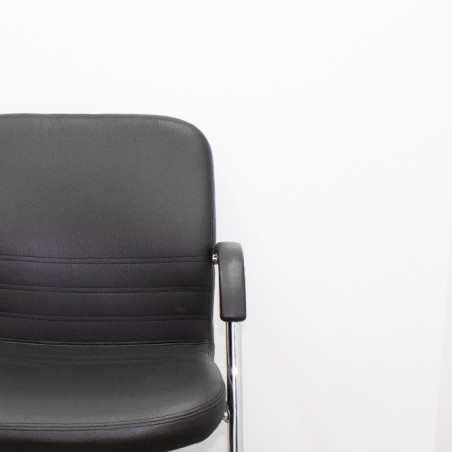 Silla confidente en tela gris claro con base patín negra - Mercaoficina
