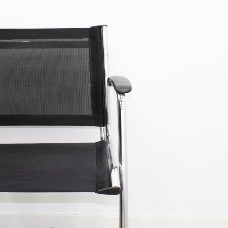 Artículo
Silla confidente con base patín cromada en malla negra