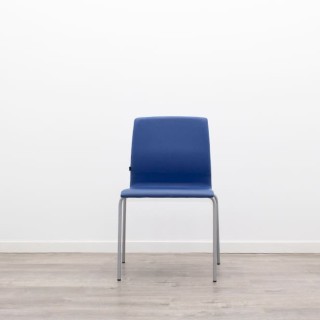 Silla confidente en tela gris claro con base patín negra - Mercaoficina 2